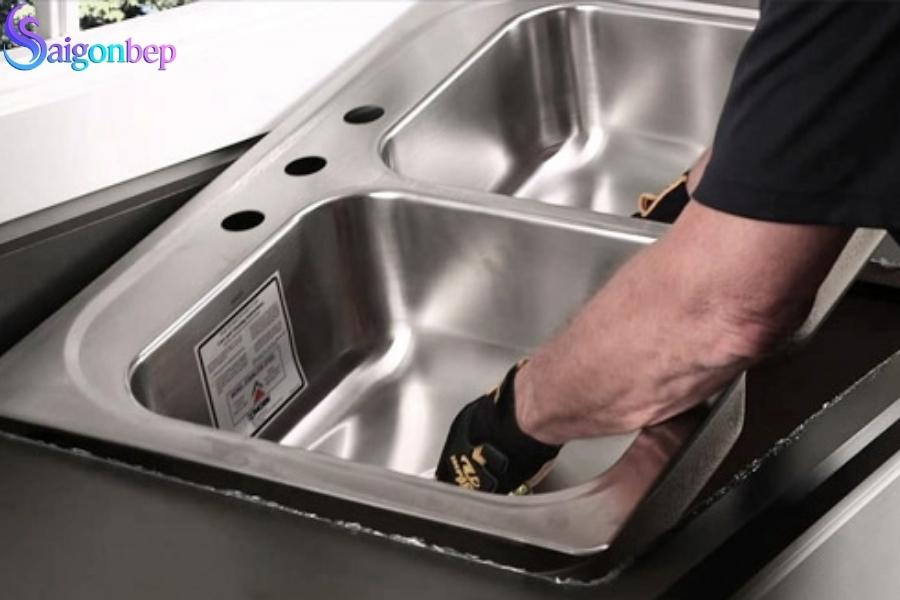 Chậu rửa bát bị rò rỉ nước