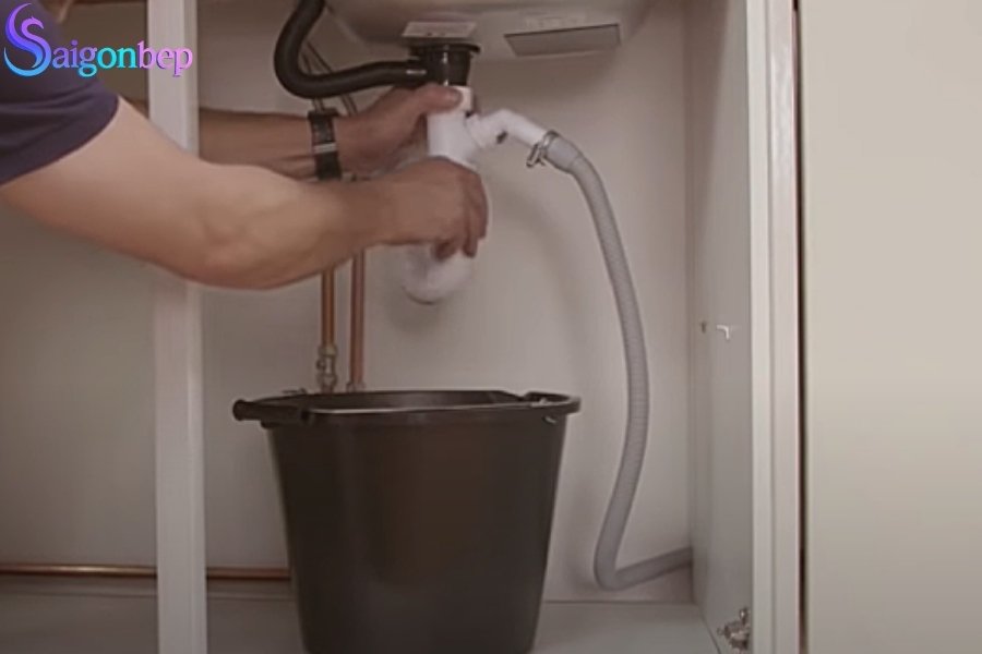 Chậu rửa bát bị rò rỉ nước