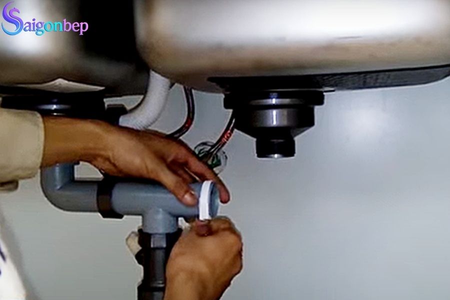 Chậu rửa bát bị rò rỉ nước