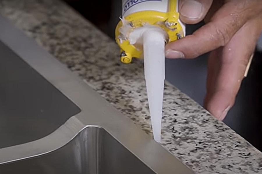 Chậu rửa bát bị rò rỉ nước