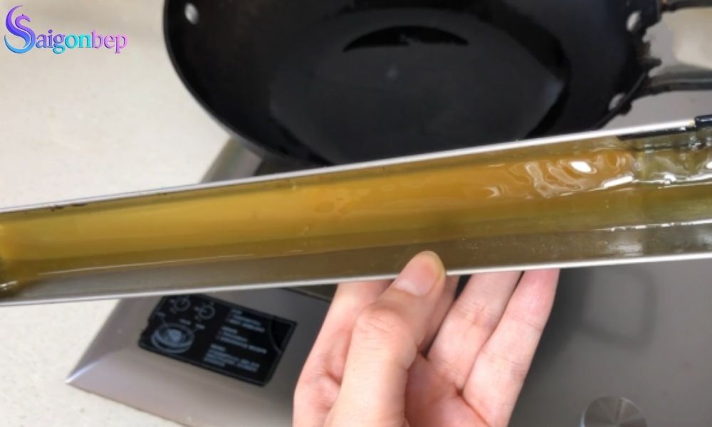 máy hút mùi rò rỉ dầu mỡ