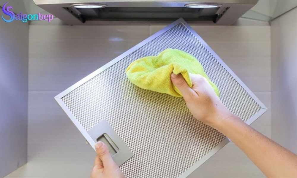vệ sinh lưới lọc máy hút mùi