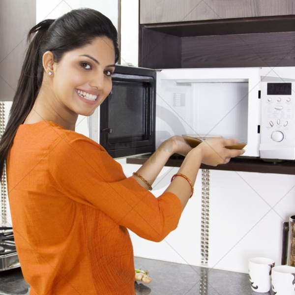 Vệ sinh lò vi sóng bằng Baking Soda